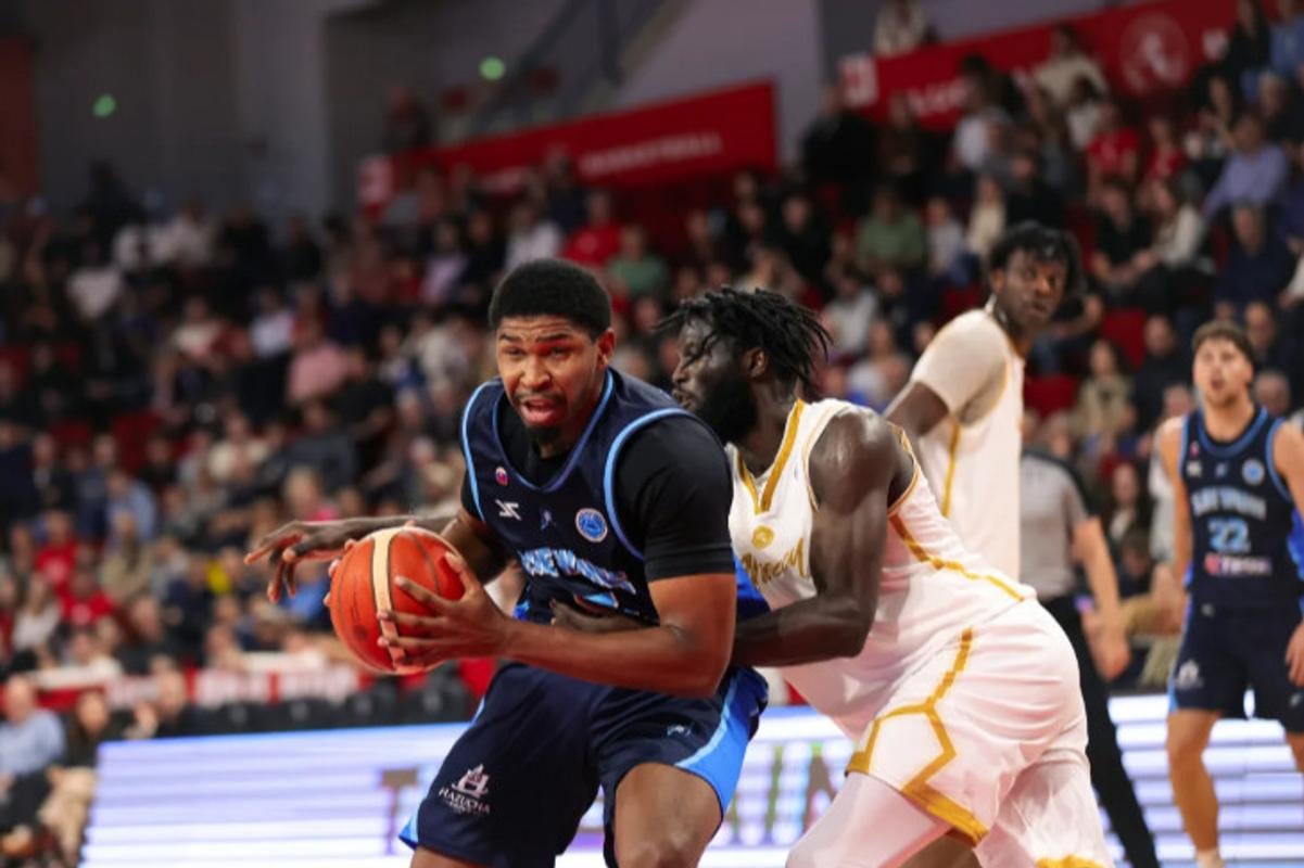 Tariq Ingraham s loptou v zápase SLUC Nancy — Nitra Blue Wings